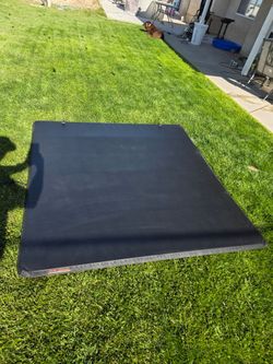 Tri-fold tonneau cover bed cover