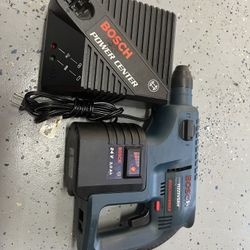 BOSCH HAMMER SDS-PLUS 24VOLT 3.0AH WITH BATTERY AND CHAGER. LIKE NEW.