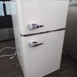 INSIGNIA Retro Mini Fridge with Top Freezer Refrigerator