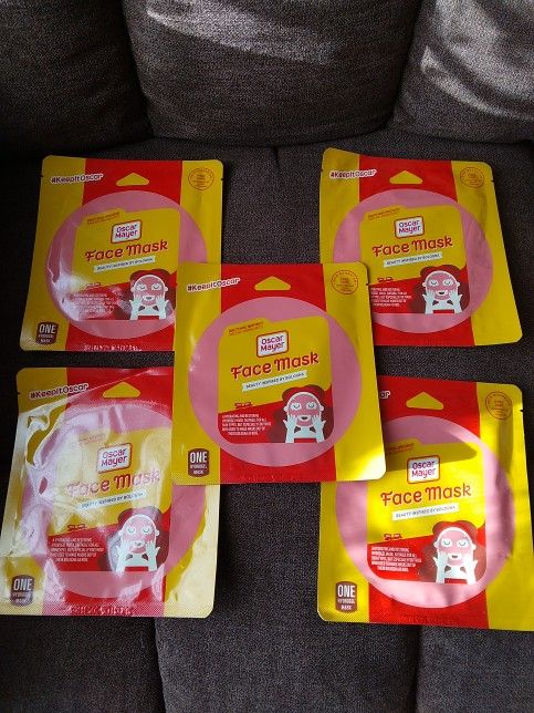 5.Oscar Mayer Bologna Hydrogel Moisturizing Sheet Face Mask