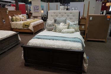 Manor Row Thornewood Bedroom King Sleigh Bed