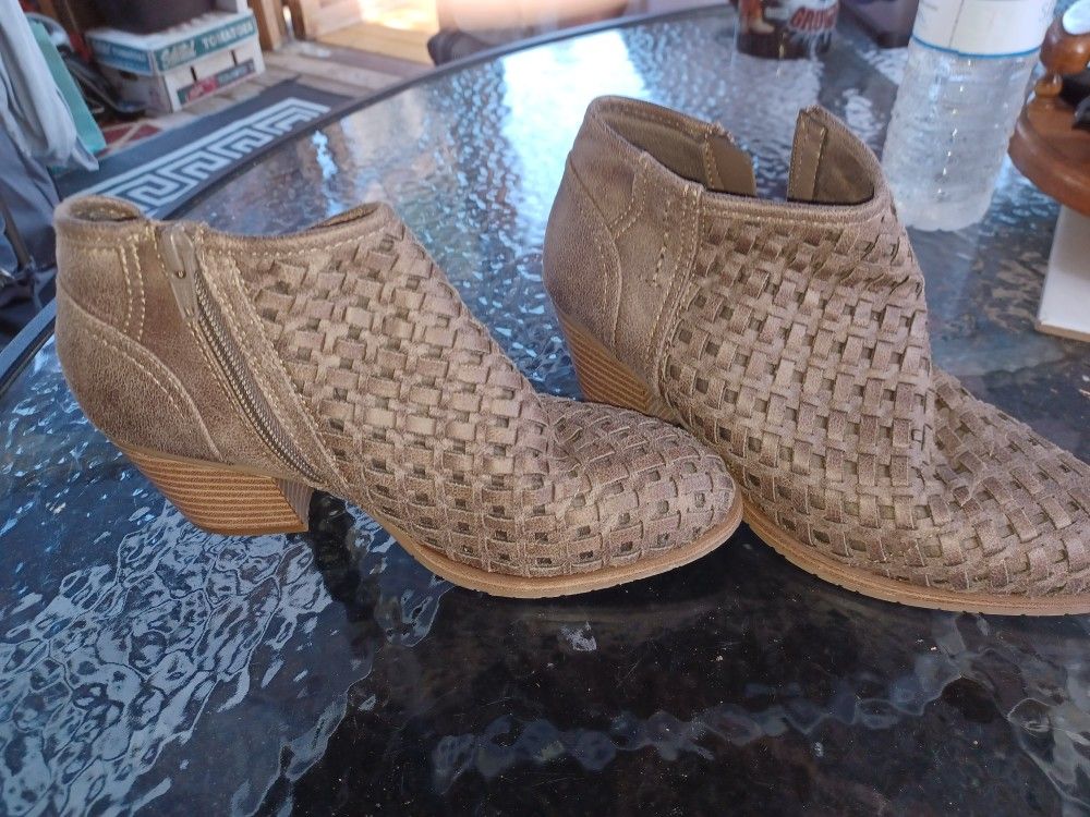 Women's Boots Size 7
