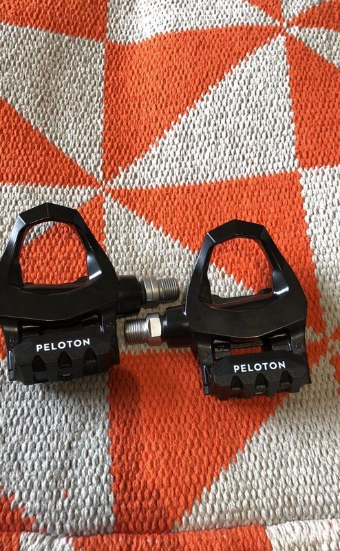 how to put delta clips on spin shoes
