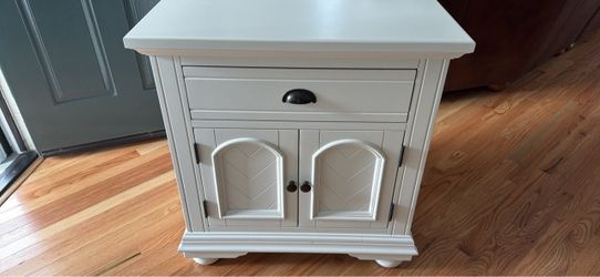 White Wood Nightstand with Drawer and Cabinet