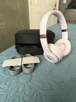 Beats Solo 4 Pink Wireless Headphones