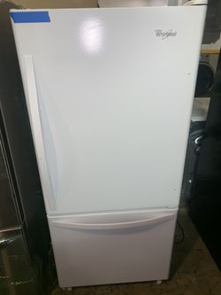 Whirlpool 30in. Bottom freezer fridge like new, working perfectly with 4 months warranty