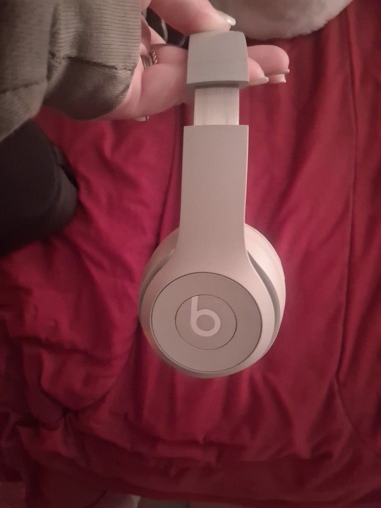 Beats Solo 4 Headphones Almost New.