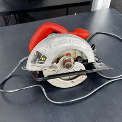 Black & Decker 7-1/4" 11 Amp Corded Circular Saw! Works great! 