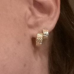 14kt yellow gold diamond cut hinged hoop earrings.