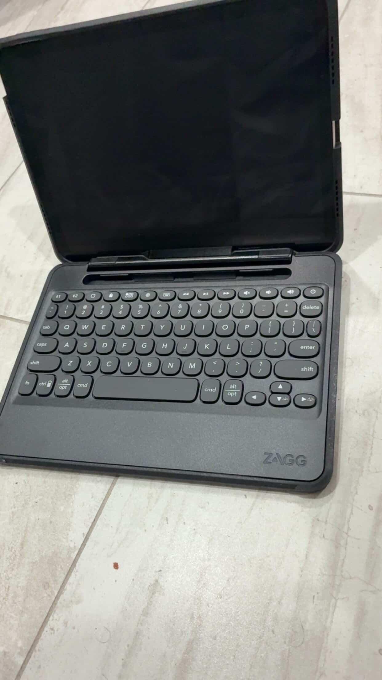 (MAKE OFFERS NOT FREE) ipad A16 with keyboard attachment,charger and box