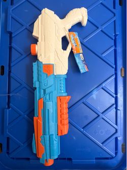 Water gun by Super Soaker