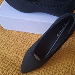 Arromic Pointed Toe Flats Stretchable Knit Black Shoe NWT Size 9 (runs Small)