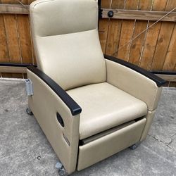 Rolling Sleeper / Recliner Chair