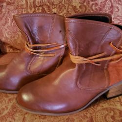 WOMEN'S BOOTS SIZE 8.5 