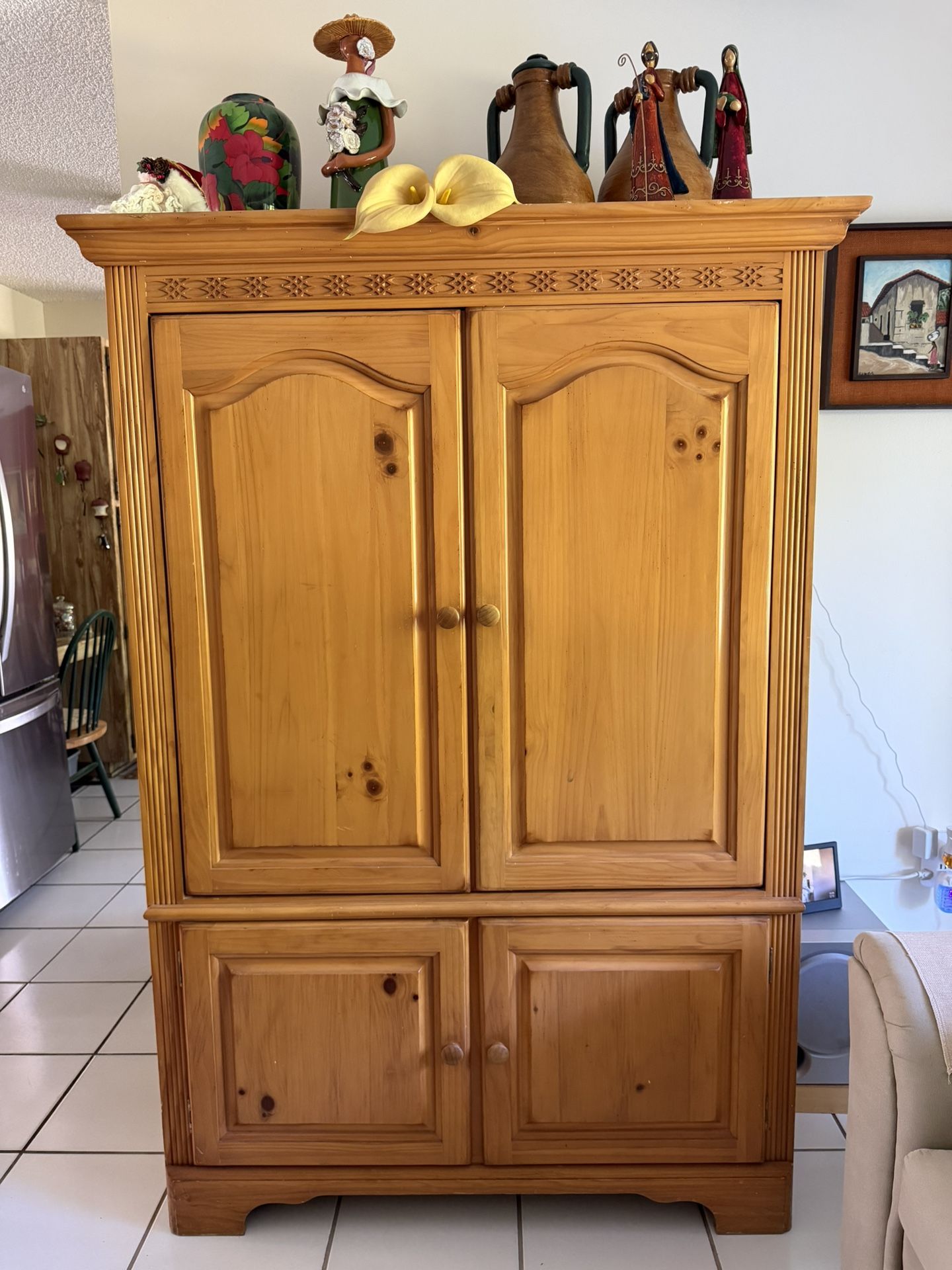 Armoire $75