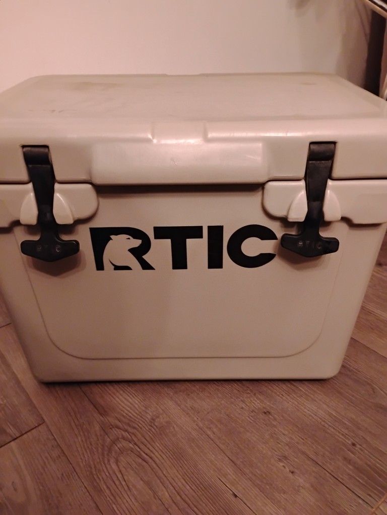 RTIC 20 Hard Cooler