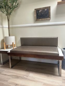 Waiting bench