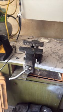 Bench top vise