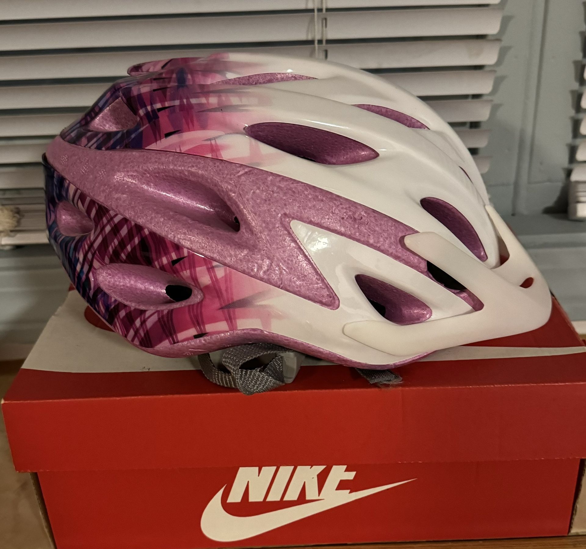 Bell Banter Youth 8-14, 52-58cm. Pre-owned, Like New.
