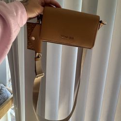 Michael Kors Vincent Small Leather Crossbody Bag w/Cardholder Attached Variation