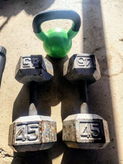 Sit up weight bench, w/ 2 45bls bumbells and 25bls kettlebell