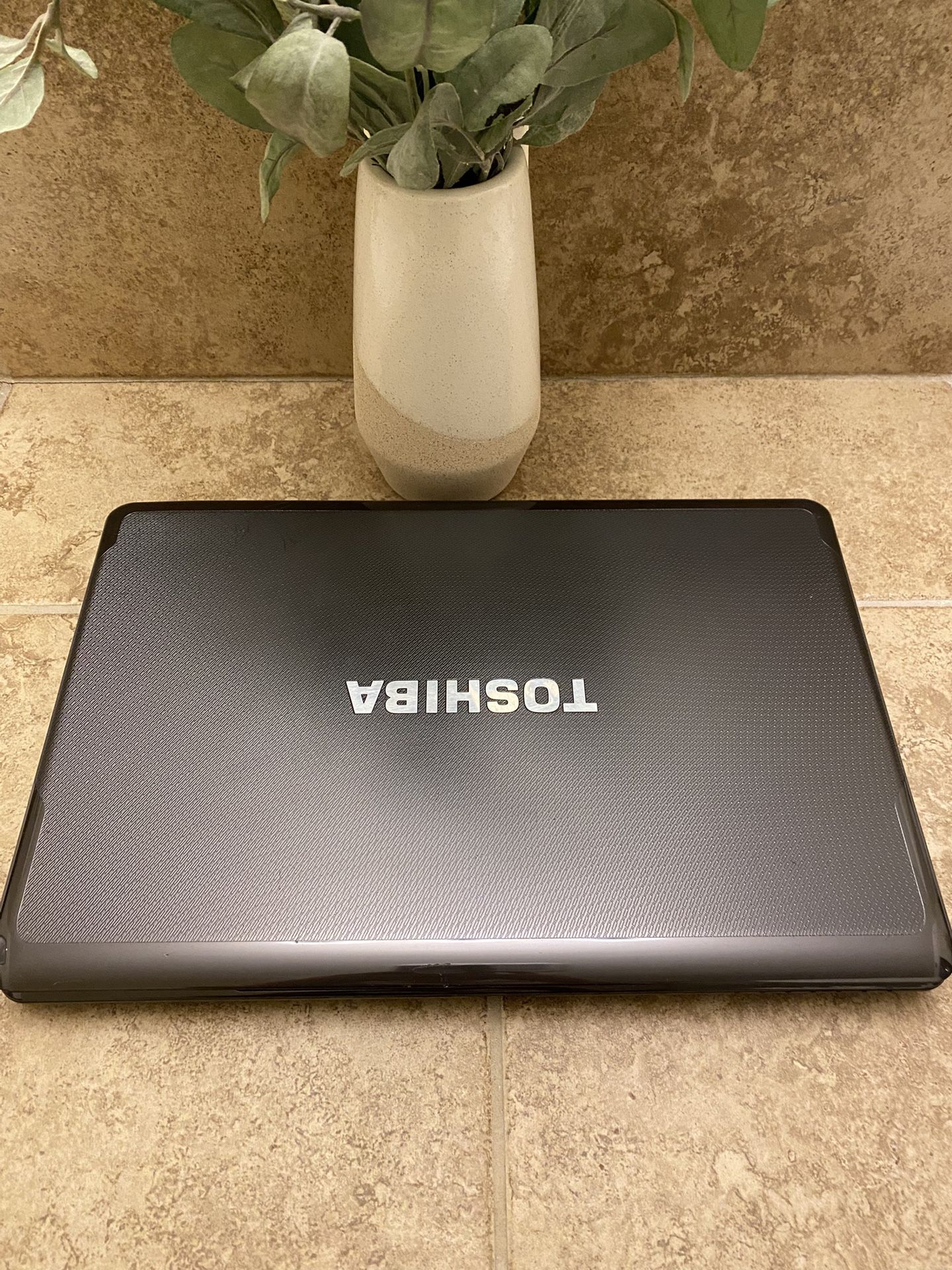 Toshiba Satellite i3 with NEW BATTERY
