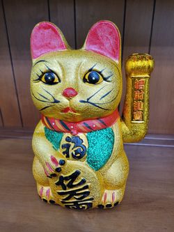 Lucky Cat Maneki Neko Figurine - Gold