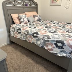 Queen Size Bed Frame With 1 End Table