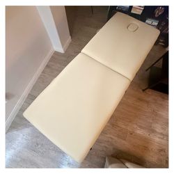 Saloniture Massage Table