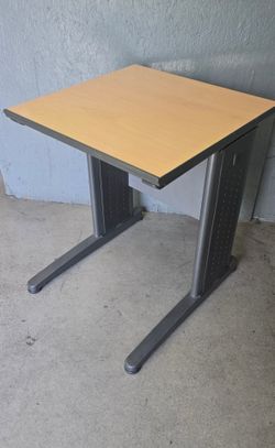 Single chair desk (12 available)