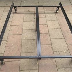QUEEN SIZE  METAL BED FRAME 