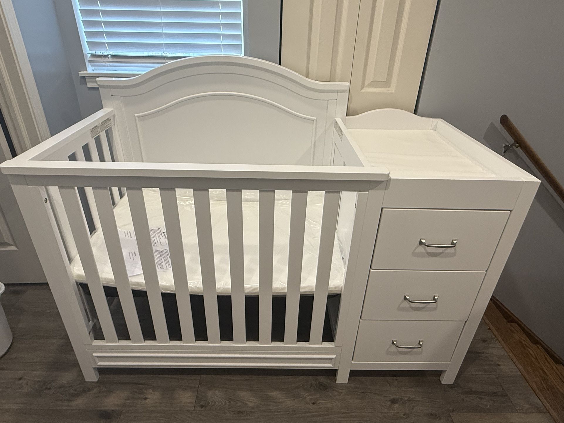 Davinci Charlie 4-in-1 Convertible Mini Crib And Changer