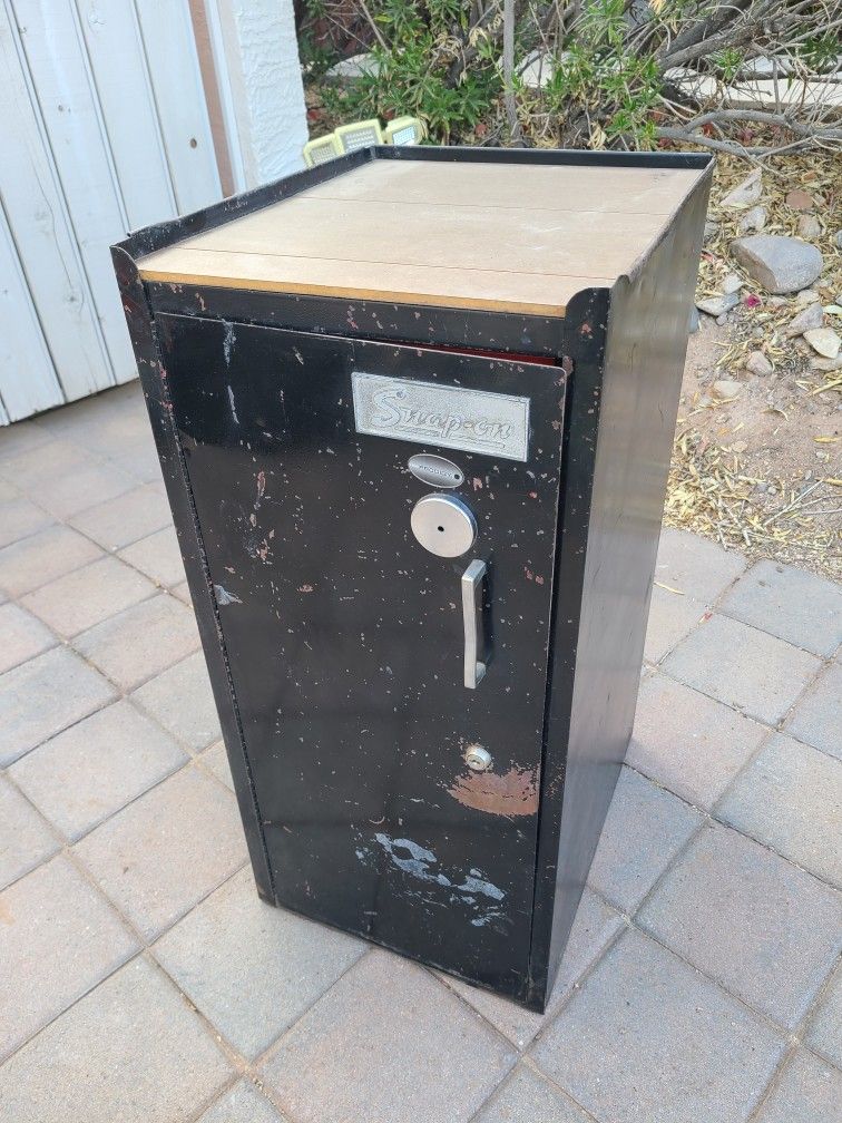 Snap-On Tool Box Cabinet With Drawers