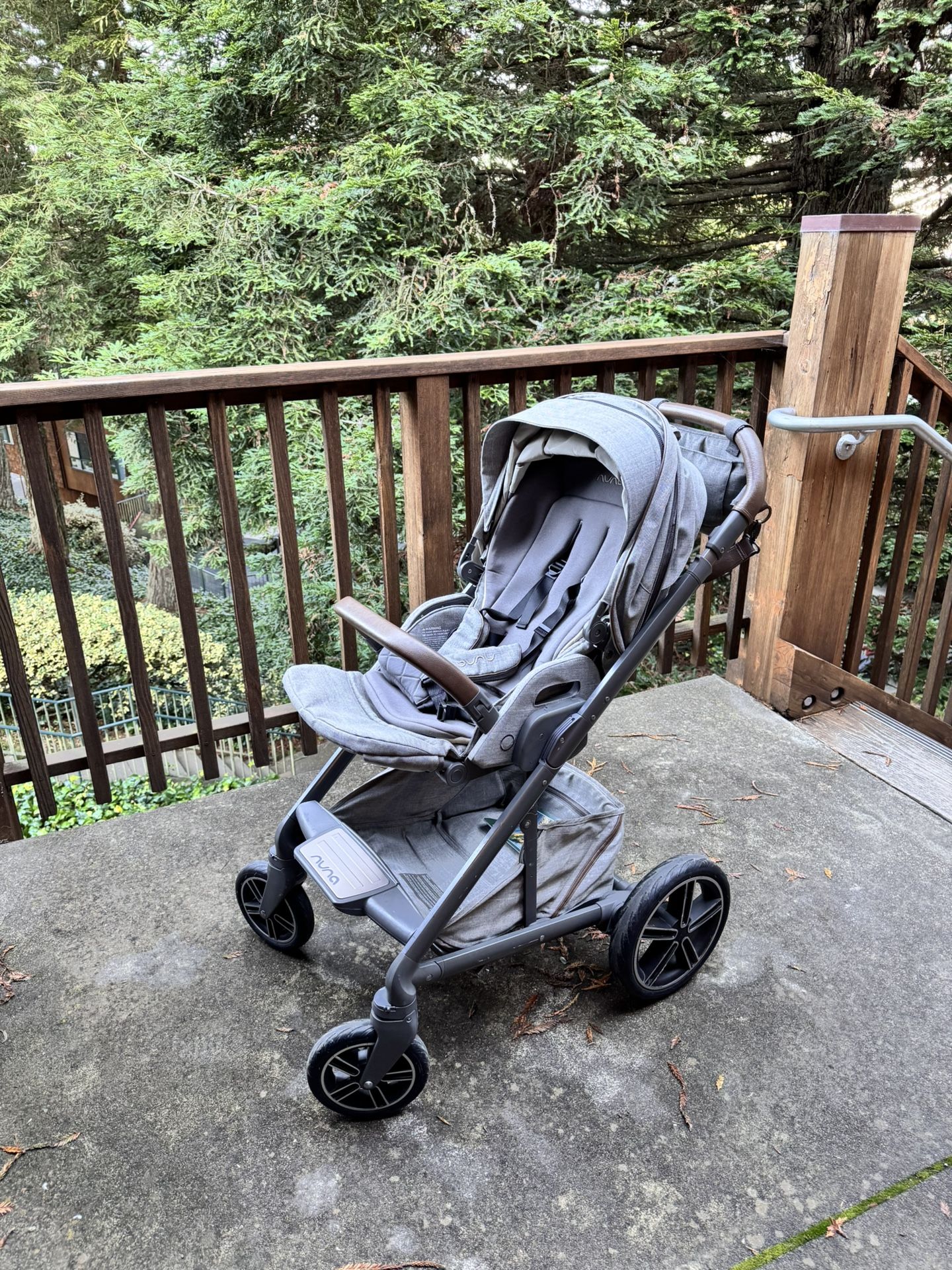 Nuna Mixx next stroller and carseat with base and accessaries.