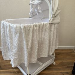 Simmons Kids Silent Auto Gliding Deluxe Bassinet