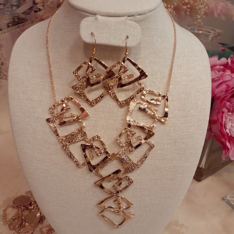 ASEMETRCAL GOLD TONE NECKLACE SET