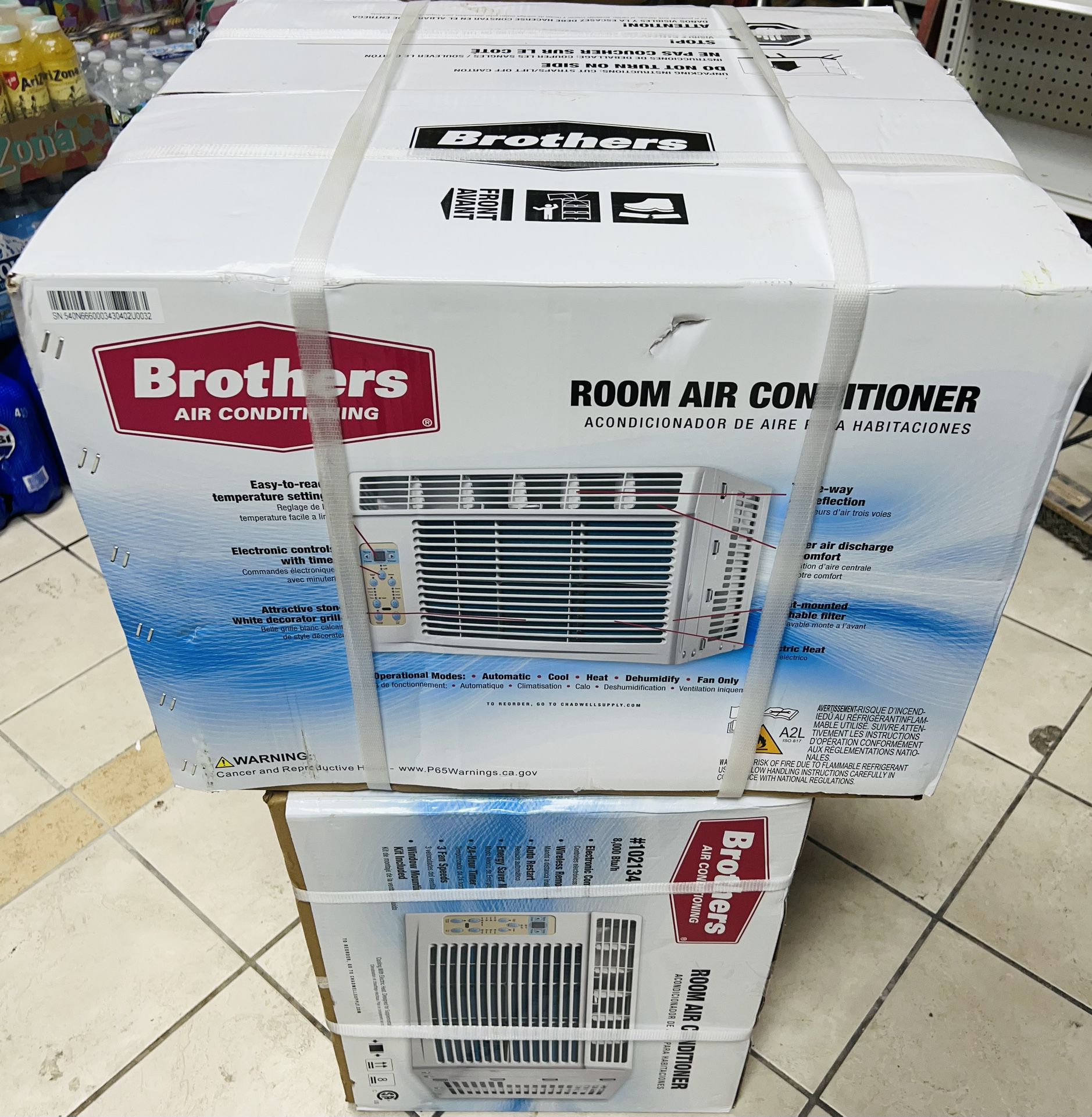 Brothers / Window Air Conditioner 8,000 BTU. With Heat!!
