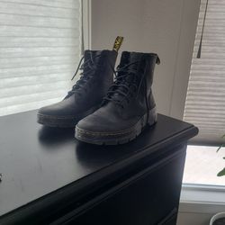 Dr. Martens Combs Leather Size 9