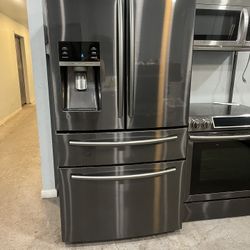 ✨ Samsung Black Stainless 4-Door Refrigerator ✨