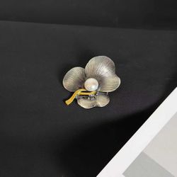 Freshwater pearl brooch