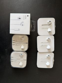 NEW -Apple iPhone EarPods Lightning Connector and Audio Jack