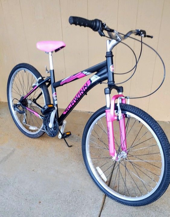 2015 Ladies 26" Schwinn Sidewinder 21 speed, MTB, Black & Pink. Front suspension.