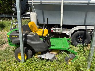 John Deere EZtrak Zero-Turn Riding Mower