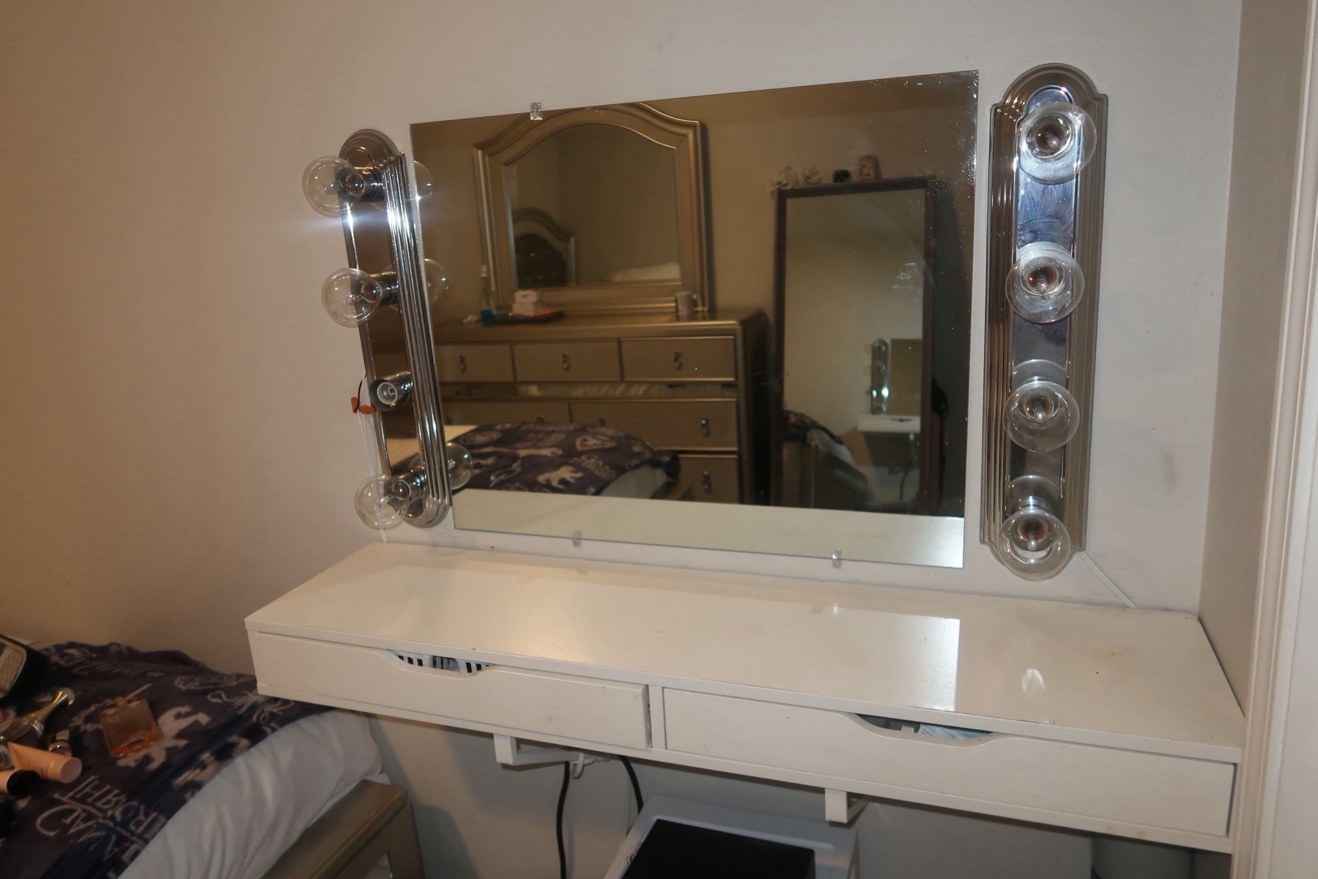White Floating Wall Vanity with Mirror + 7 Bulbs