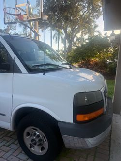 2004 GMC Savana 9 passenger white van