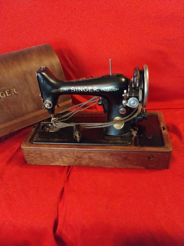 Vintage Singer Sewing Machine 1924 