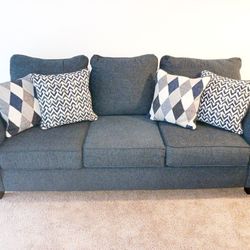 NEW beautiful couch - perfect condition FREE throw pillows