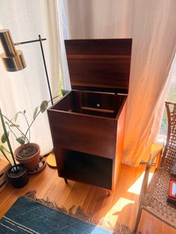 Mid-Century Modern Flip-Top Turntable Stand & Vinyl Record Console – Walnut