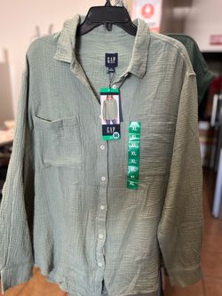 Women’s Gap Button Up