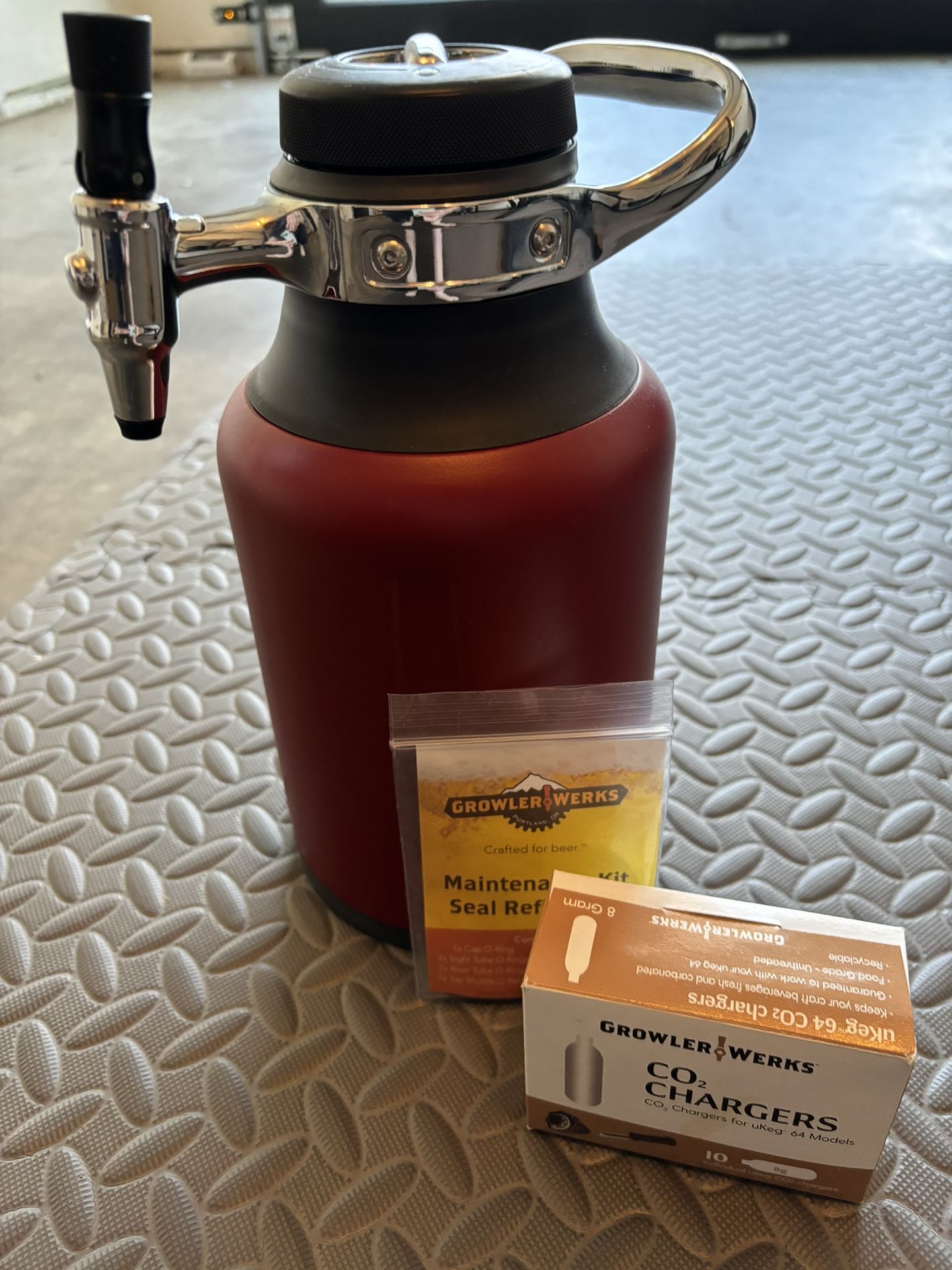 GrowlerWerks uKeg Go 64 - Carbonated Beer Growler